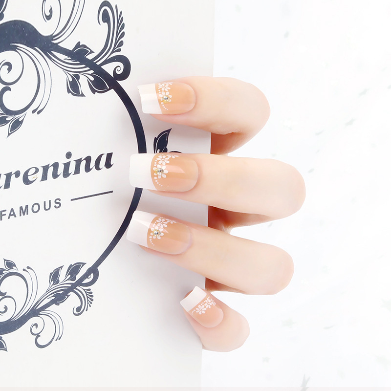 Desnudo, borde blanco francés, uñas largas, frescas y elegantes, puntos de perforación de uñas, 24 piezas de parche de uñas terminado