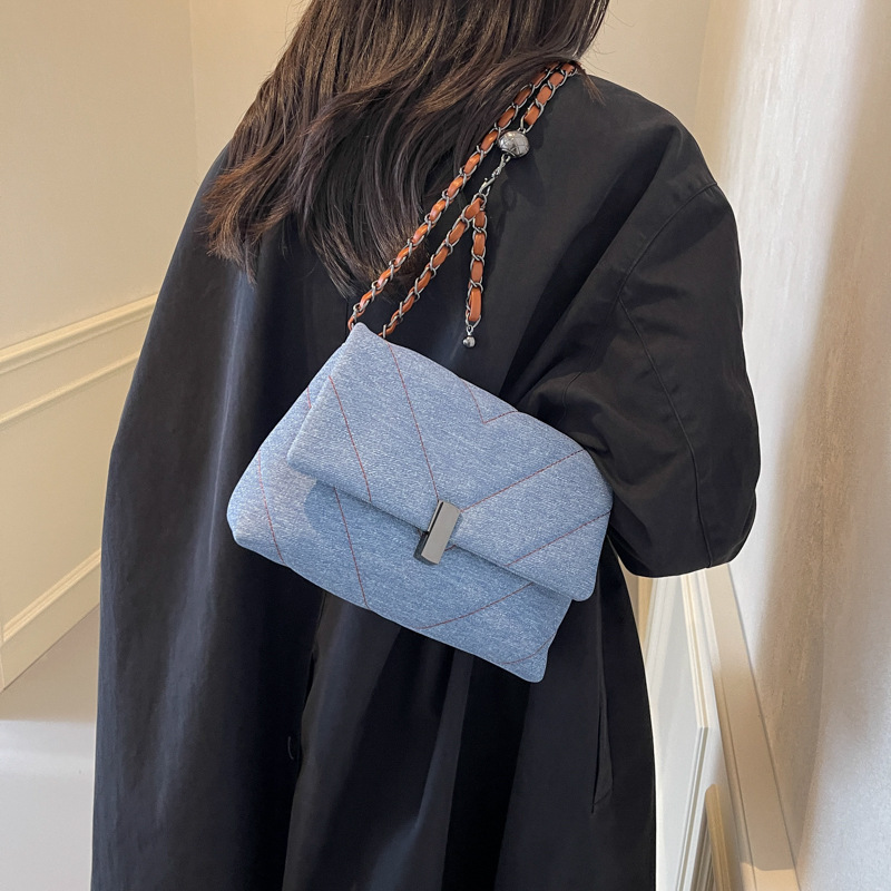 Bolso bordado simple para mujeres 2024 nuevo bolso cuadrado de cadena de estilo general, sensación de alto nivel retro viaje de hombro mochila