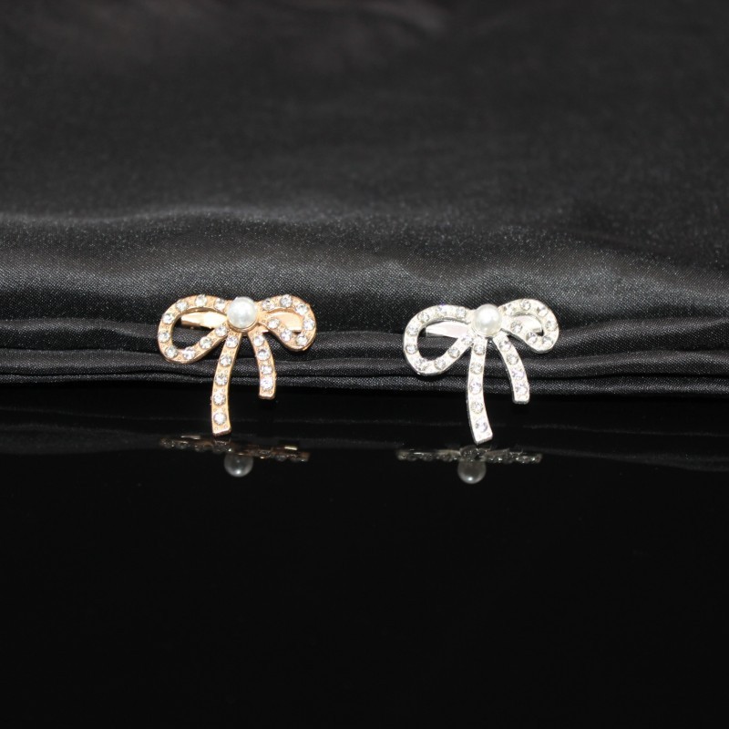 Metal brooch from pearl with bow