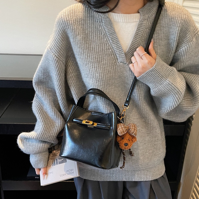 Otoño y invierno bolso de cubo de mano mujer 2025 nuevo estilo de alta calidad retro bolso de hombro universal de transporte público bolso de mujer