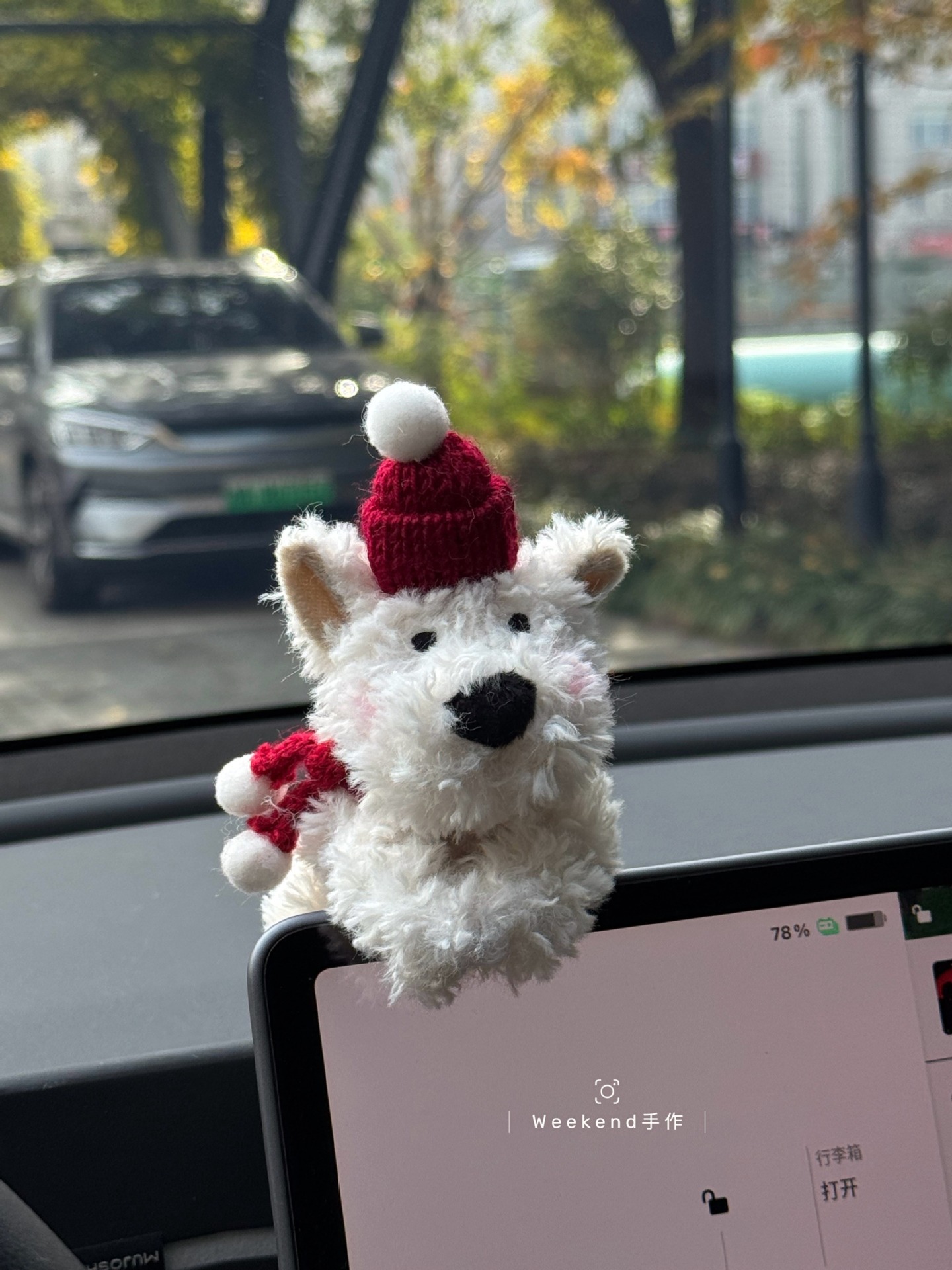 Adornos de la pantalla de control central del automóvil West Highland lindo perro en el automóvil, accesorios de decoración para niñas para muñecas Tesla