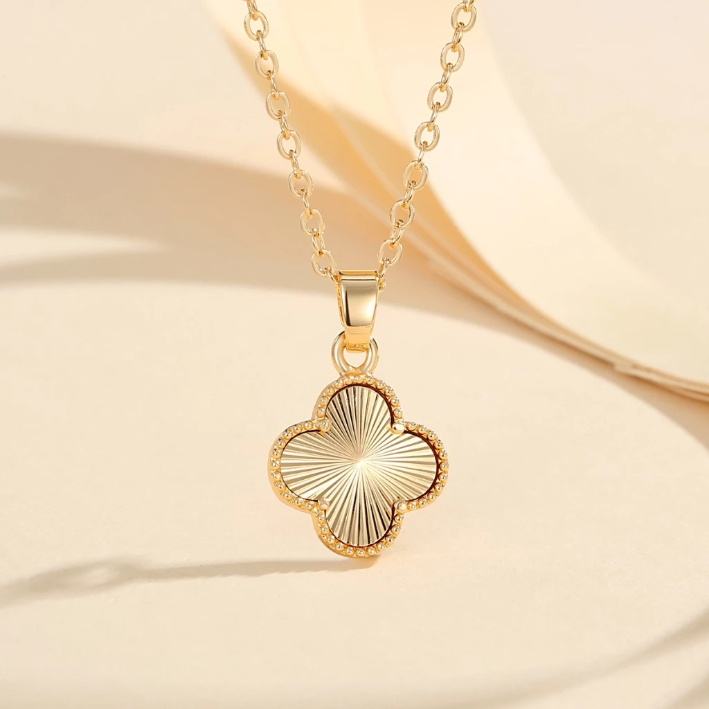 Commerce electrónico transfronterizo de alto nivel collar de colgante de cuatro hojas nicho diseño explosivo cuatro hojas pernos set de joyas de orejas