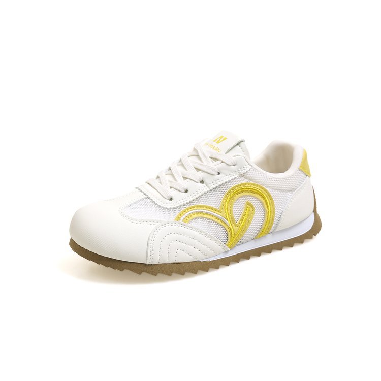 Amor zapatos deportivos de primavera de mujer nuevos zapatos casuales de malla transpirables con suela gruesa universal zapatos de skate de estudiantes zapatos de mujer al por mayor