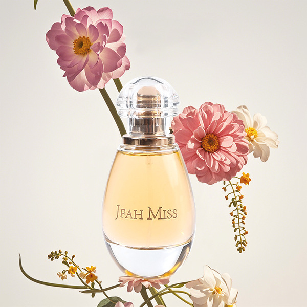 Fresh perfume strongly flavoured with a light fragrance