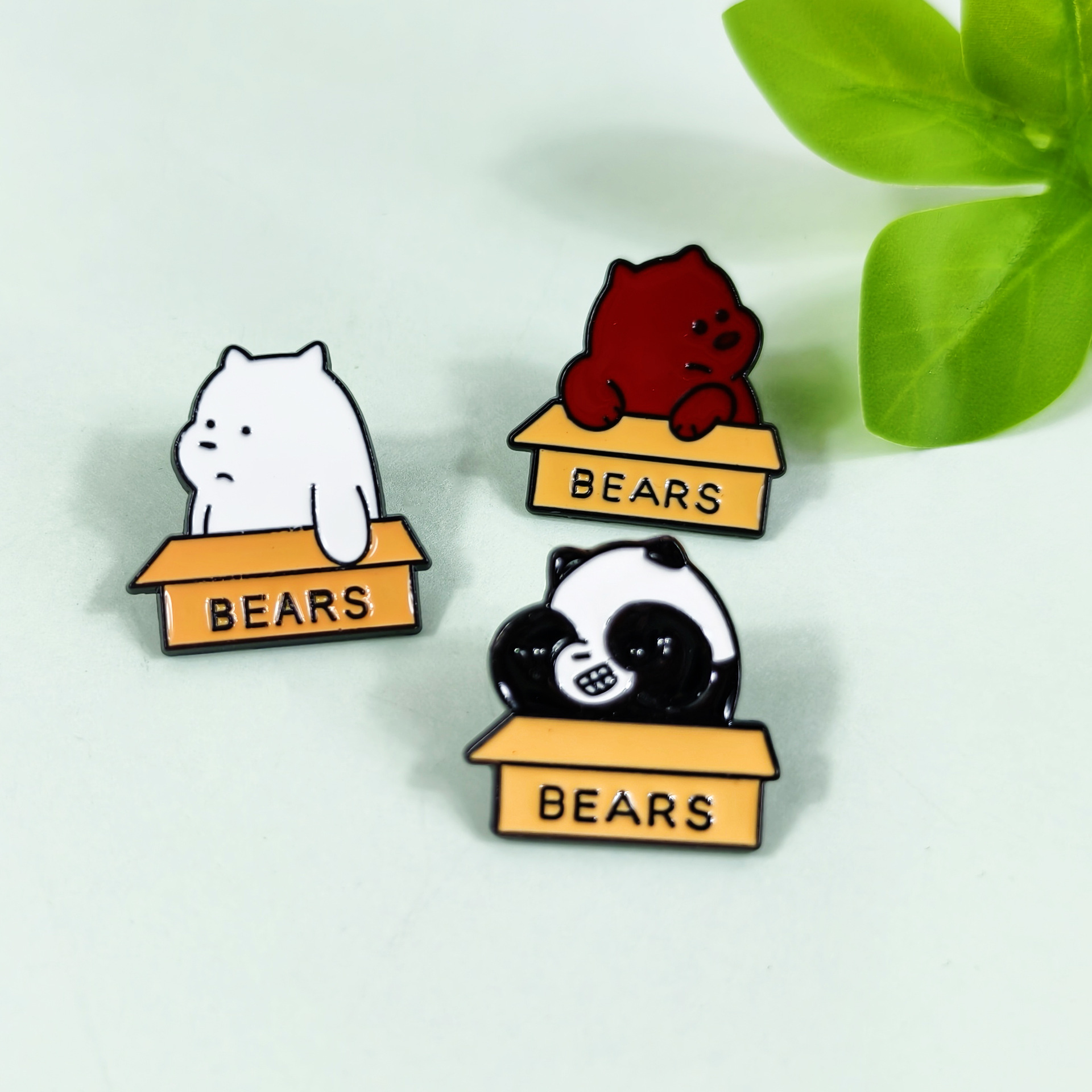 Dibujos animados anime tres broches de oso lindo mochila alfiler insignia aleación decoración conmemorativa insignia transfronteriza