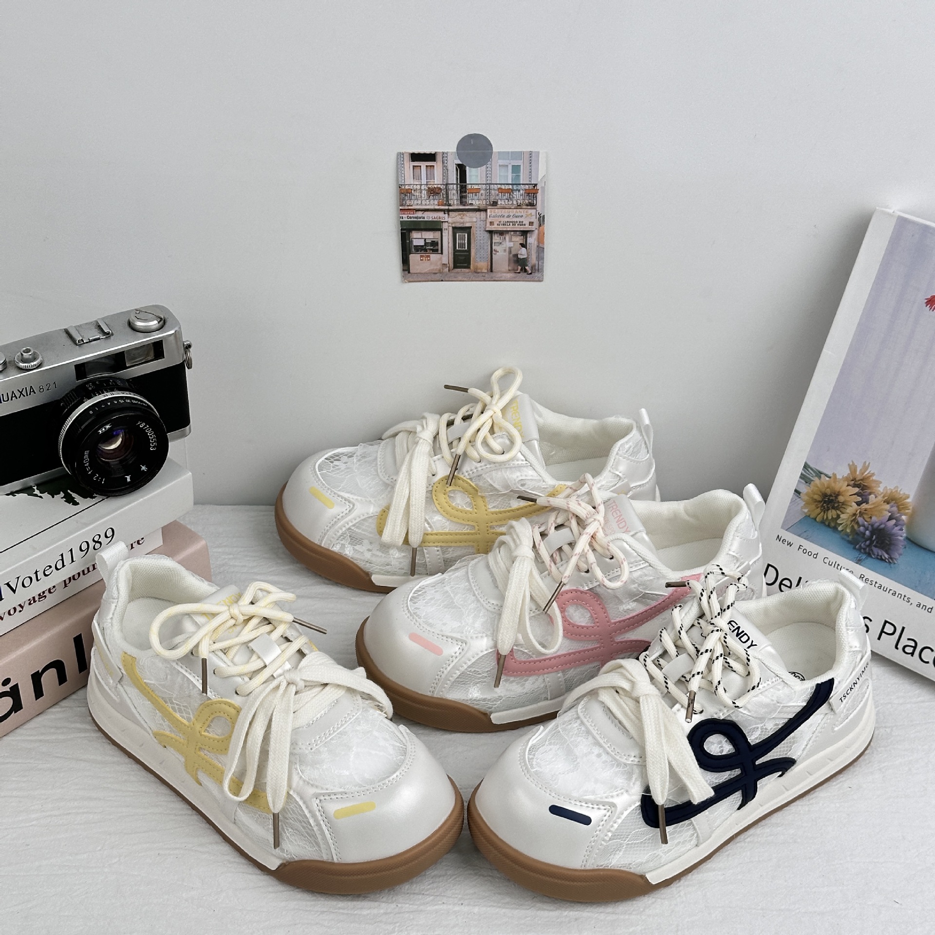 A9923 zapatos de skate de encaje de malla de verano para mujeres 2025 nuevo diseño de nicho en zapatos blancos de ballet de suela gruesa