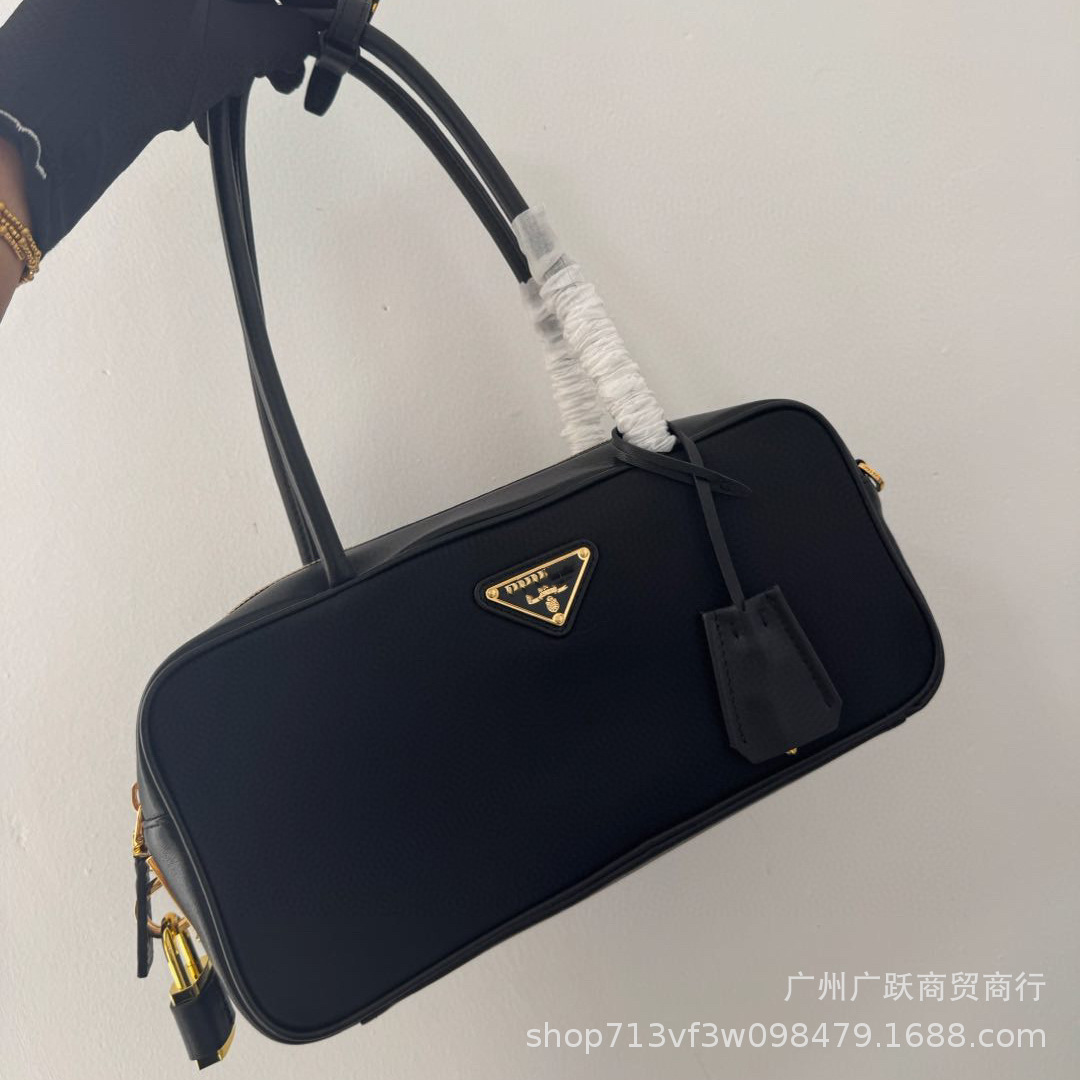 Pラダの新しいハンドバッグボーリングナイロンと皮の腋の下のバッグ欧米のレトロなファッションの国境を越えたバッグの高品質