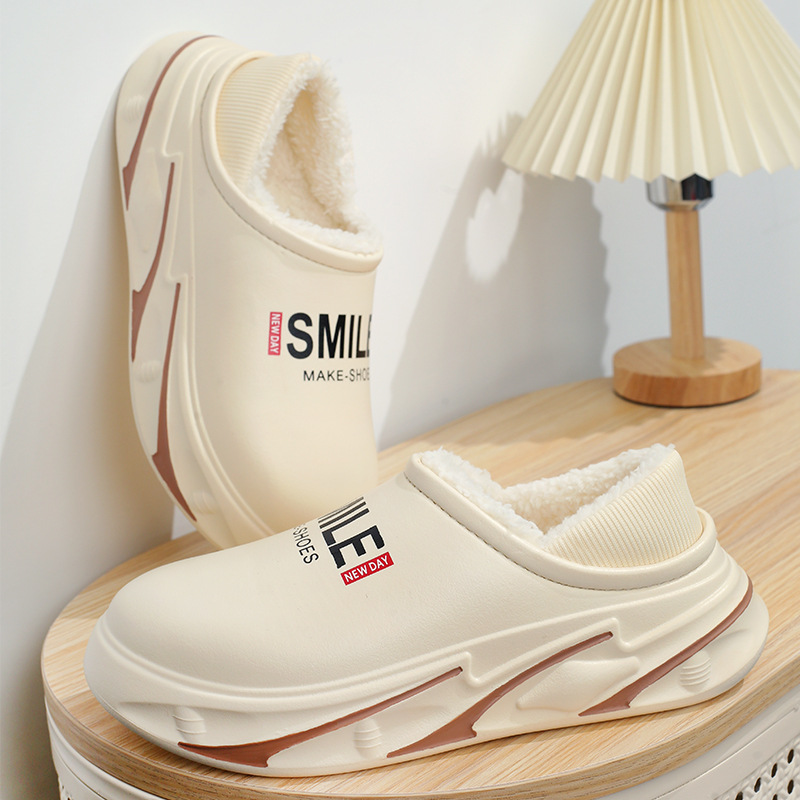 Zapatos de algodón para hombres 2025 invierno hogar más zapatillas de algodón grueso de terciopelo para parejas en interiores y exteriores tractor de algodón todo incluido impermeable