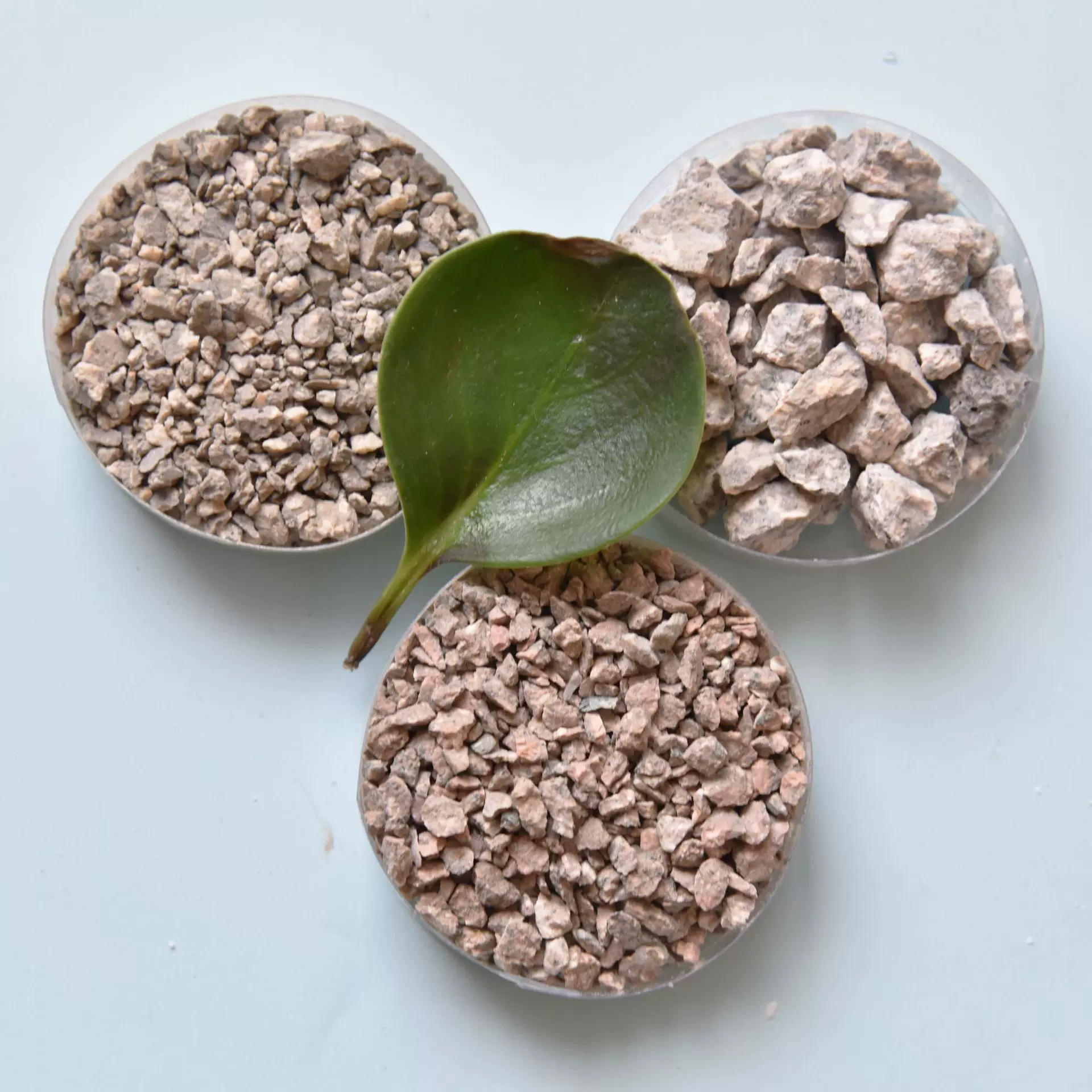 厂家供应水处理用麦饭石颗粒 净化水质用麦饭石原矿水桶麦饭石块