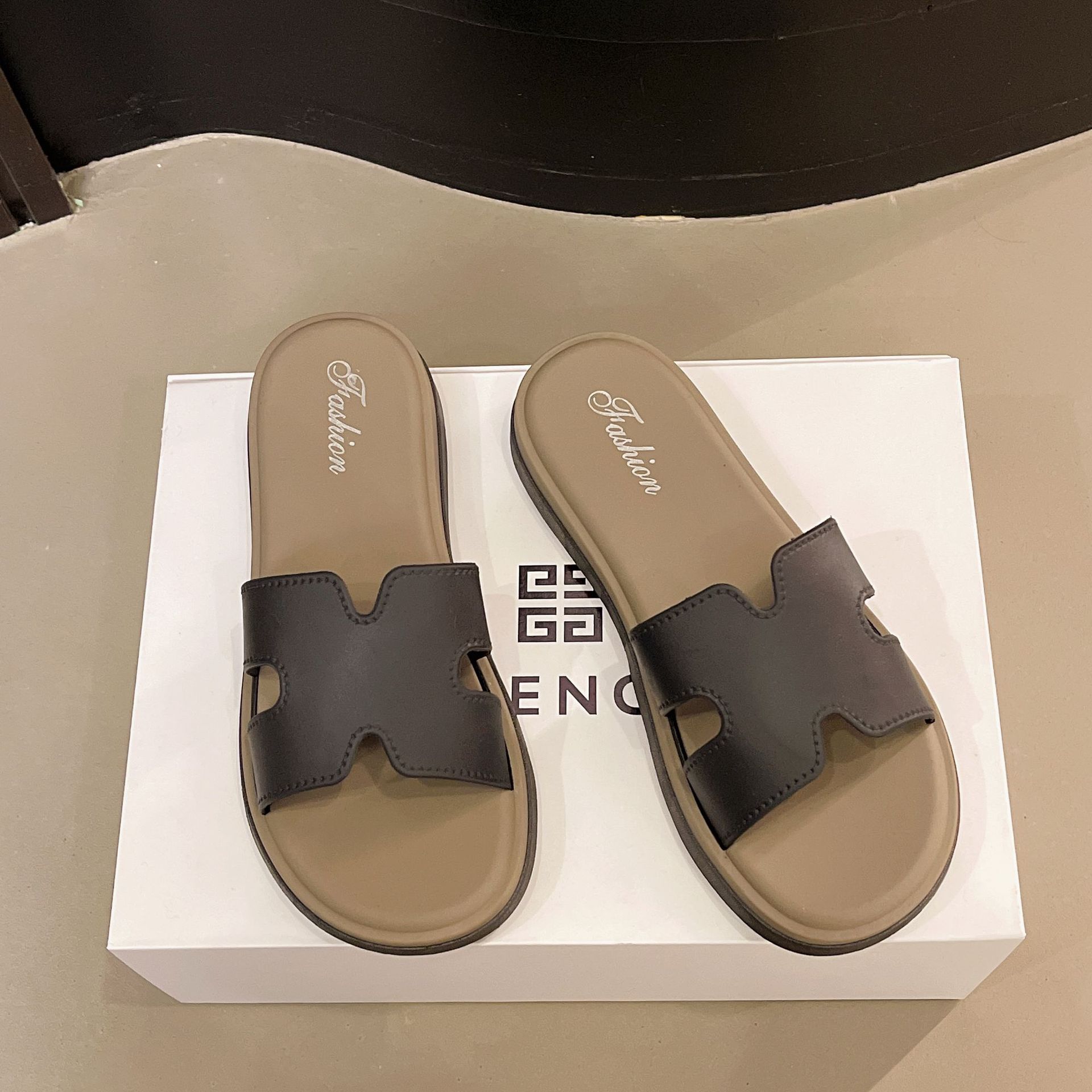 Zapatillas de fondo plano para mujeres 2025, verano nuevo estilo de alta sensación de fondo suave retro de playa hermosa una palabra zapatillas pequeñas