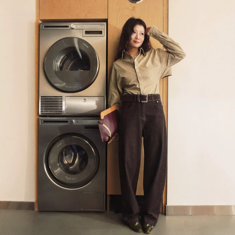 Designer women's clothing: vintage dark brown, natural-colored wide-leg jeans Designer women's clothing: vintage dark brown, natural-colored wide-leg jeans