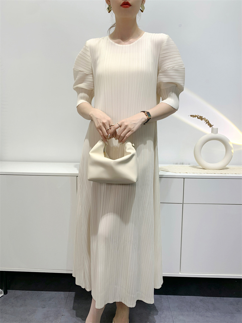 2024春夏のワンピースの女性のしわのスカートのファッションは年齢を減らしてゆったりしています。