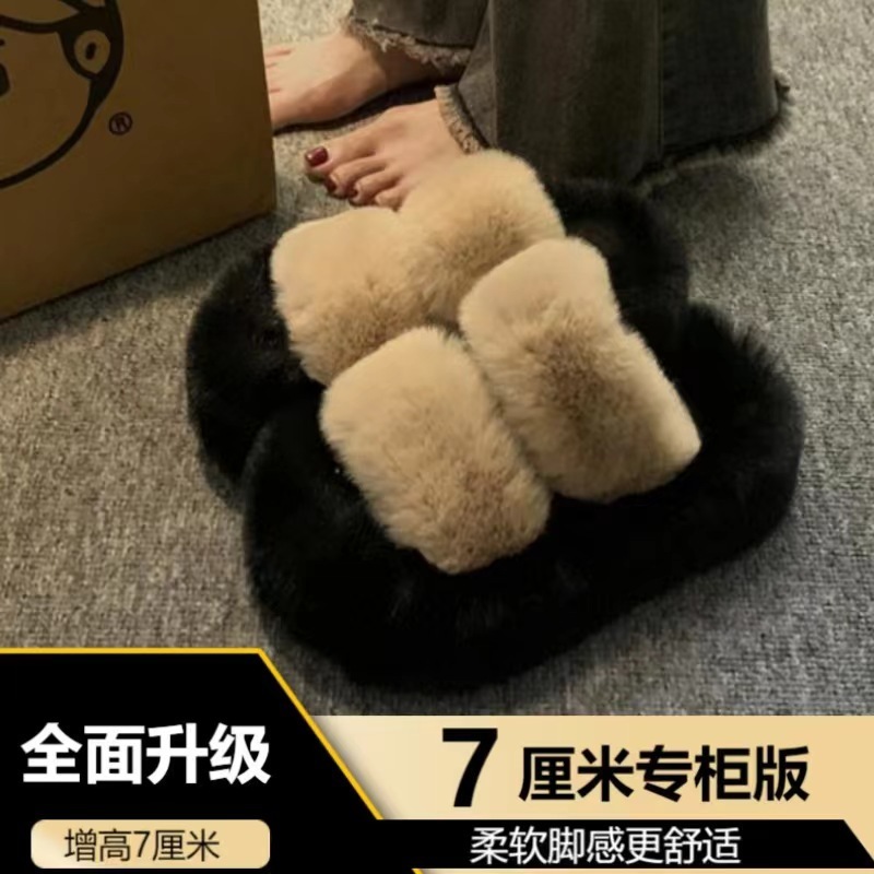 冬の新型綿は松餅の毛のスリッパを持っています。|undefined