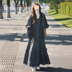 2025秋季新款一整套穿搭宽松格纹高腰连衣裙女+黑色针织开衫毛衣