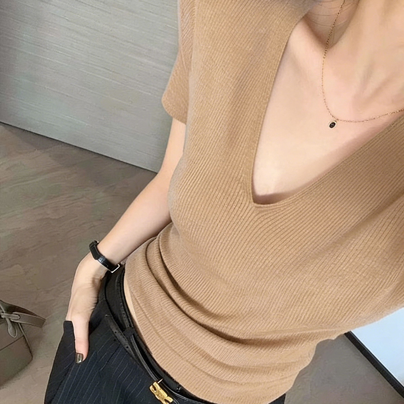 Old Money Style V-Neck Short-Sleeve Women's Regular Shoulder T-Shirt for Summer, Slim-Fit and Flattering Ice Silk Knit Top with a Stylish and Elegant Look