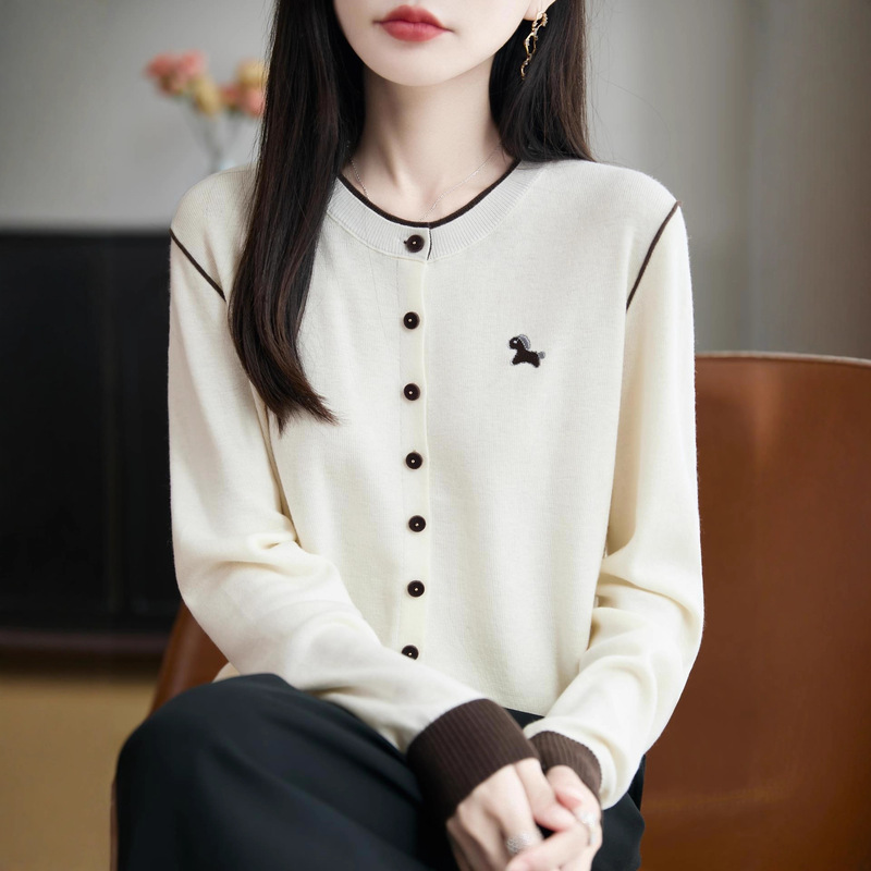 Outlet Counter Discount Autumn and Winter New Round Neck Contrasting Color Embroider Design Knitwear for Women