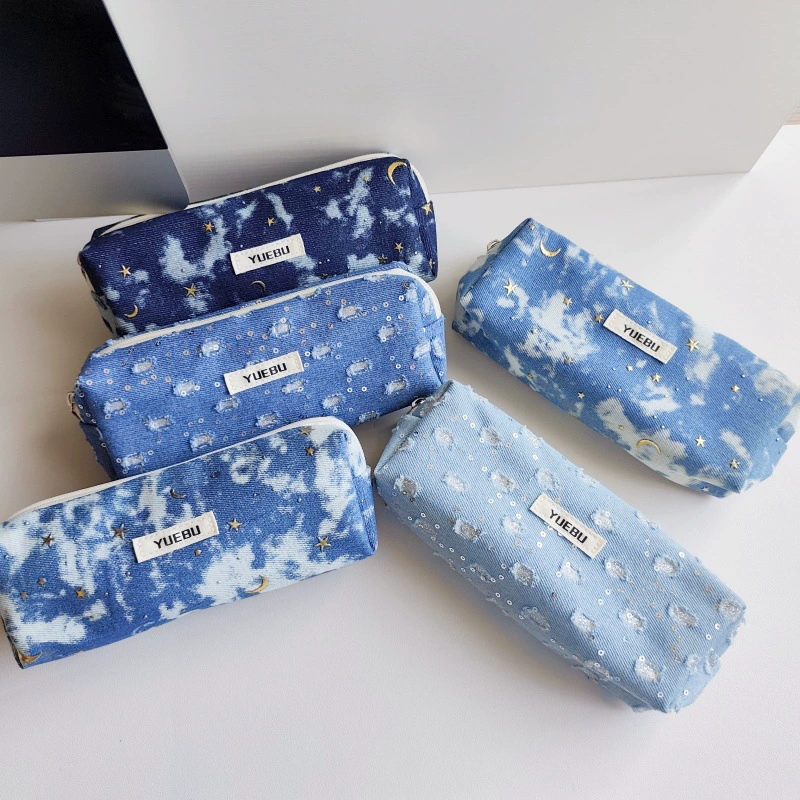 Джинсовая ткань с дырочками, блестками, украшениями в виде луны и звезд, пенал большой вместимости, устойчивый к пятнам и износостойкий для хранения канцелярских принадлежностей.