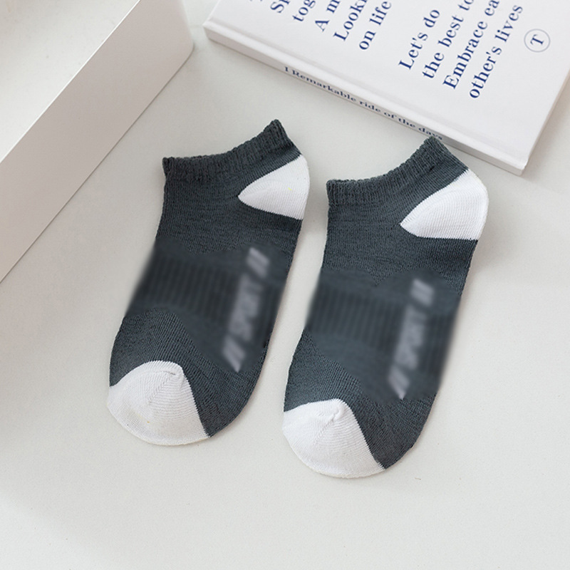 Calcetines invisibles para hombre estilo primavera y otoño con letras en bloques de color, calcetines cortos casuales invisibles de corte bajo para hombre, suministro al por mayor a precios bajos.