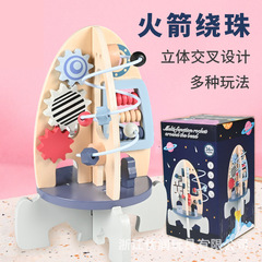 木製のロケッツは子供のおもちゃのビーズを巻きます。