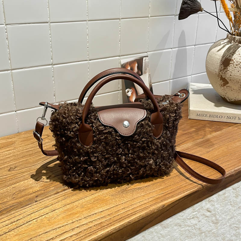 2025秋冬季新款毛绒新款精致腋下包时尚通勤百搭单肩斜挎饺子包女