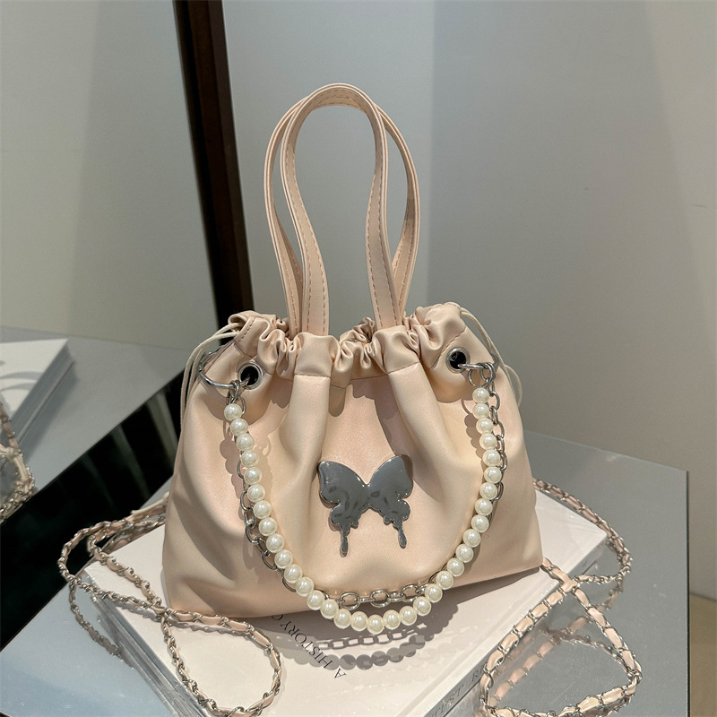 Mochila de mariposa plateada para mujeres 2024 nueva moda coreana cadena de perlas mochila de mano versátil