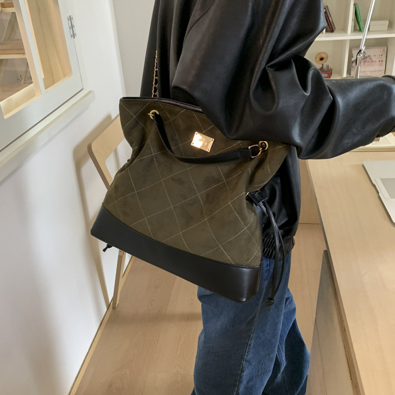 Bolsa de cadena de diamante transfronteriza retro bolso de cubo de agua mujer otoño y invierno 2025 nuevo empalme mochila de hombro de viaje