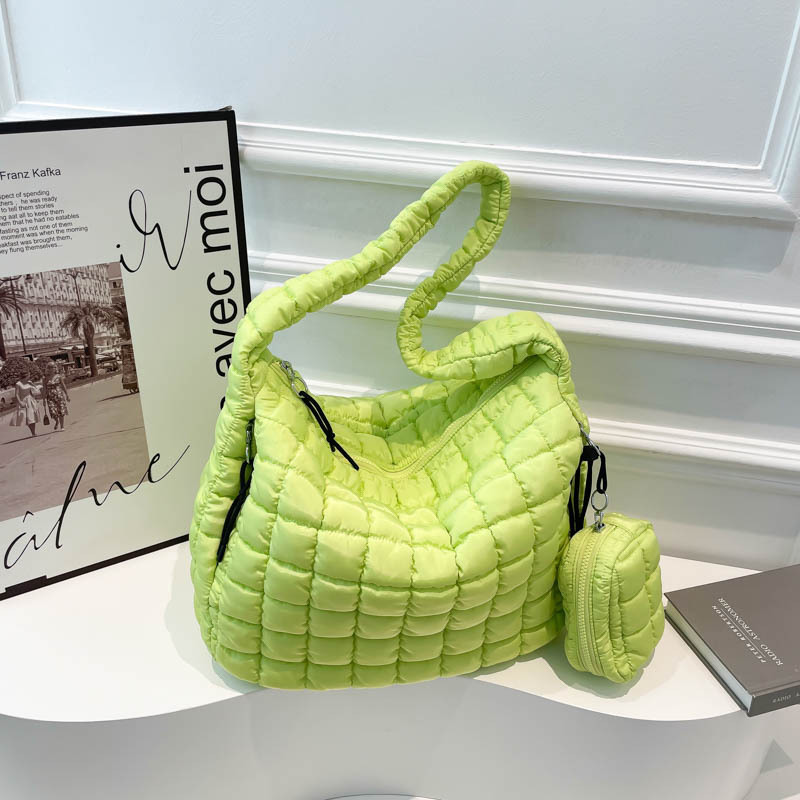 Venta al por mayor transfronteriza de bolsos de nubes plisadas nuevos bolsos maternos versión coreana de bolsos de plumón con algodón tote bolsos de hombro único de gran capacidad