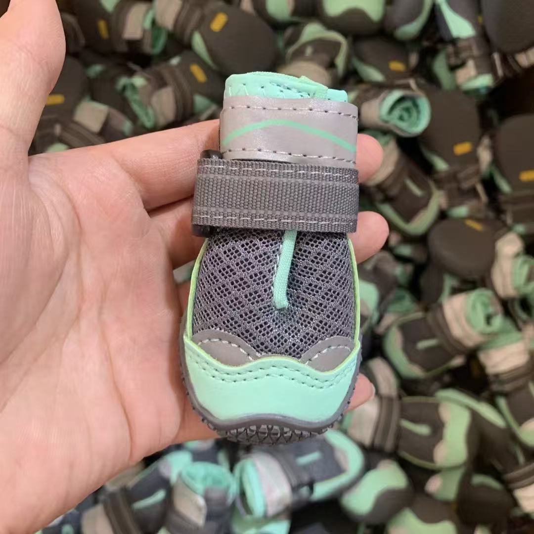 Zapatos para perros de gran venta transfronterizos para primavera, verano y otoño, zapatos transpirables de malla para Golden Retrievers y Pastores Alemanes, zapatos deportivos para perros para exteriores.