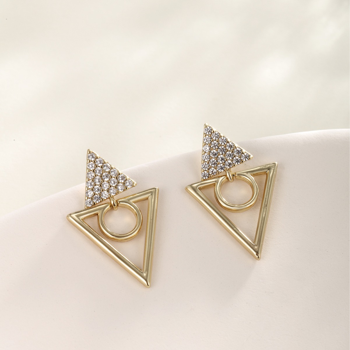 Xuping transfronterizo Europa y Estados Unidos bronce micro pendientes de diamante de zircón geometría doble pendientes de triángulo invertido pernos de pendientes de triángulo