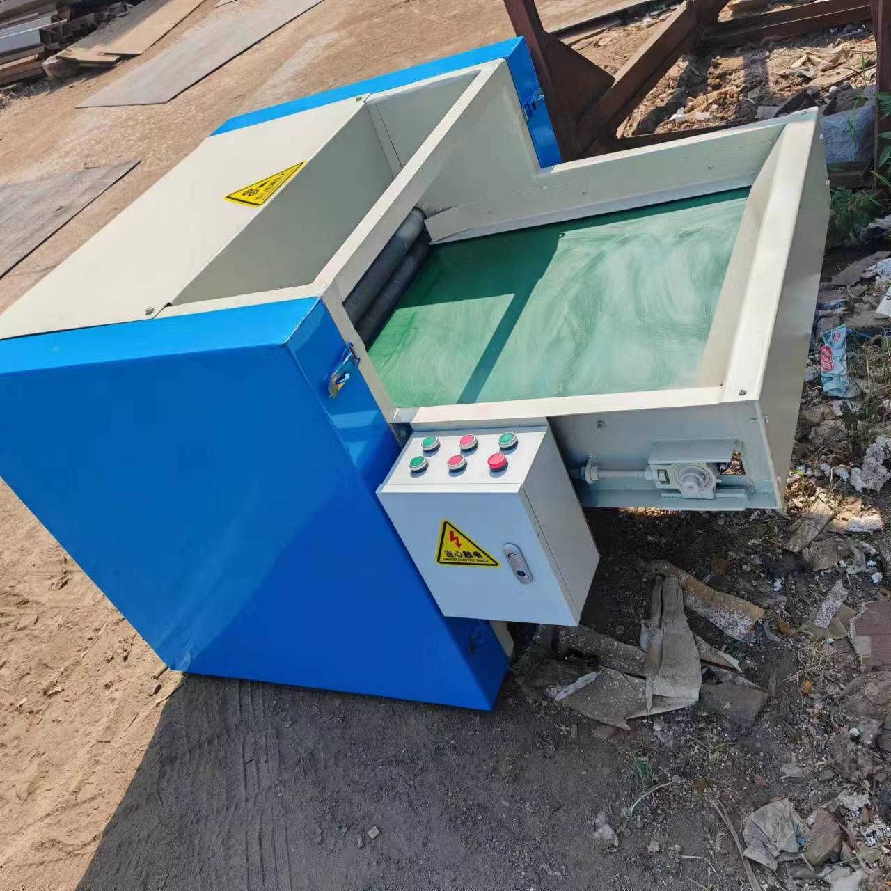 Máquina abridora de algodón PP con alimentación por cinta transportadora y rodillos múltiples, ideal para la producción de rellenos de almohadas, juguetes y camas para perros.