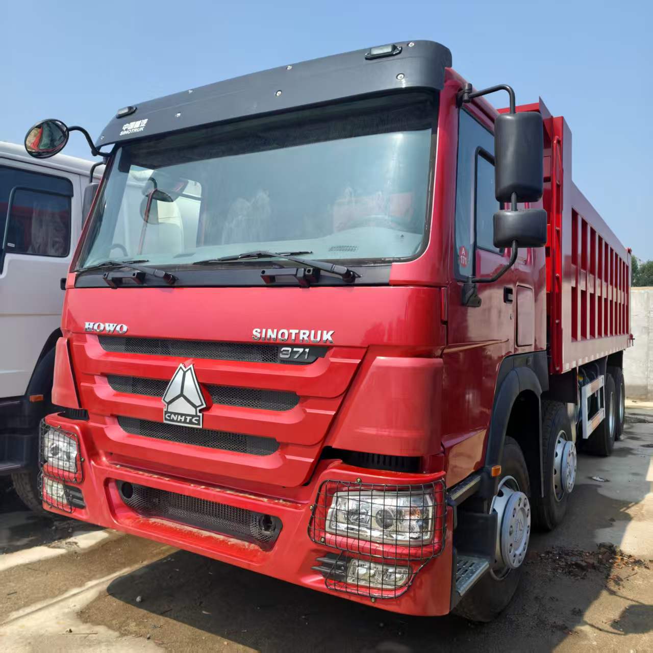 Sinotruk Howo 8x4 Dump Truck for Engineering Transport, Mining, Earth and Stone Transport, Export Tipper Truck