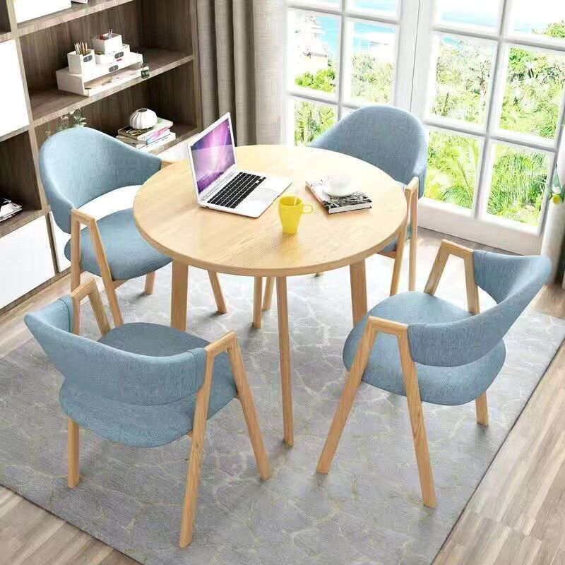 밝은 나무색 테이블 상판 + 하늘색 천 의자