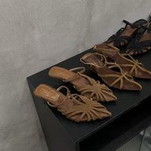 2025春夏新款法式复古尖头中跟时尚百搭软皮小众设计感坡跟凉鞋女