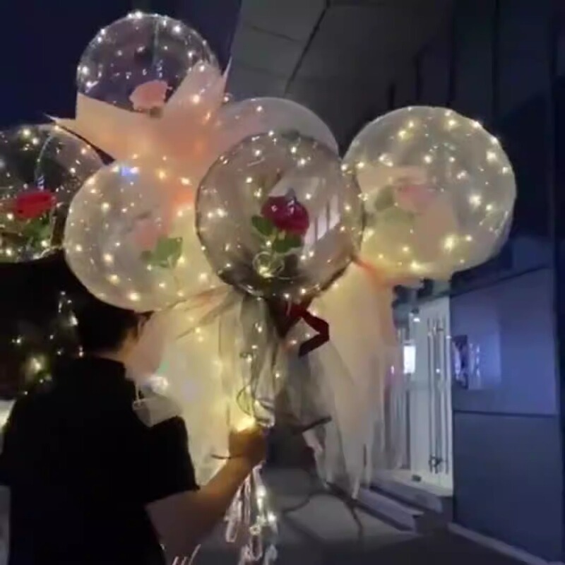 光る夜市の円形の赤い屋台のネットを並べてボールを押して会の風船のイルミネーションの明かりの告白のロマンチックな波の地帯のスーツを押します。|undefined