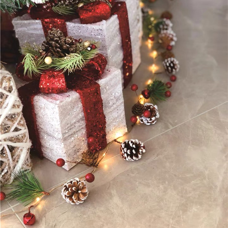 LED de iluminación de Navidad campana Pino cono Cadena de luz aguja de pino fruta roja Cadena de luz decorativa batería Cadena de luz interior luz de color al por mayor
