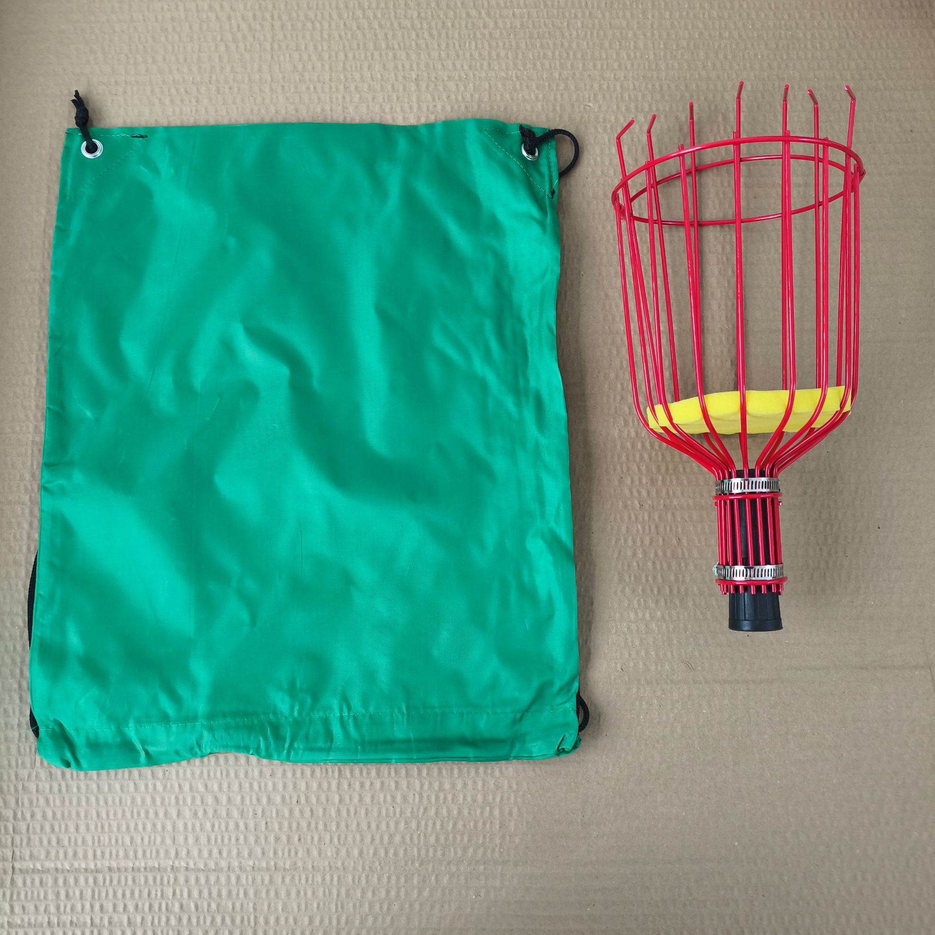 과일 따기 빨간 머리 + 녹색 가방