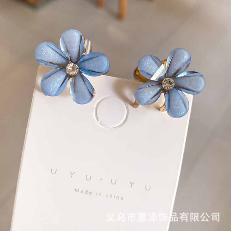 子供の水晶の花の小さいつかみの女の子のサイドは髪を挟みます。|undefined