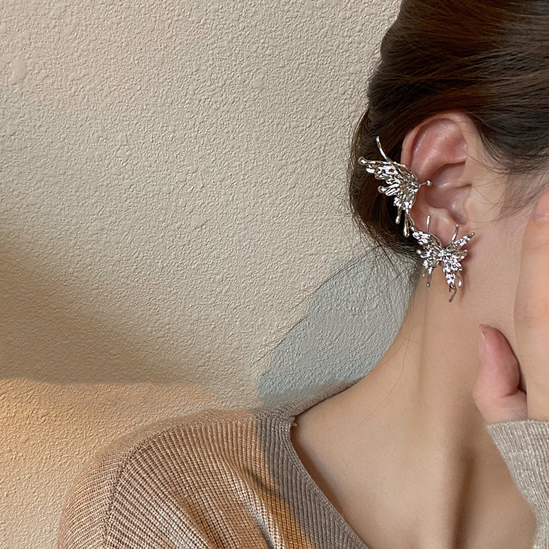 Metal líquido mariposa oreja hueso clip hembra ins nicho diseño estilo frío pendientes europeos y americanos de moda de alta frío