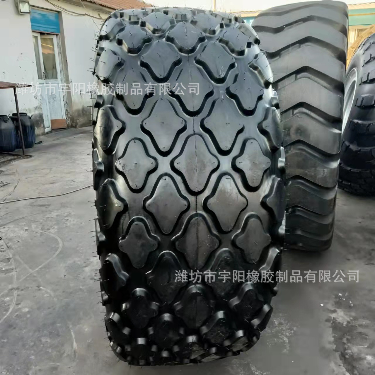 23.1-26 斜交工程轮式压路机轮胎 梅花花纹