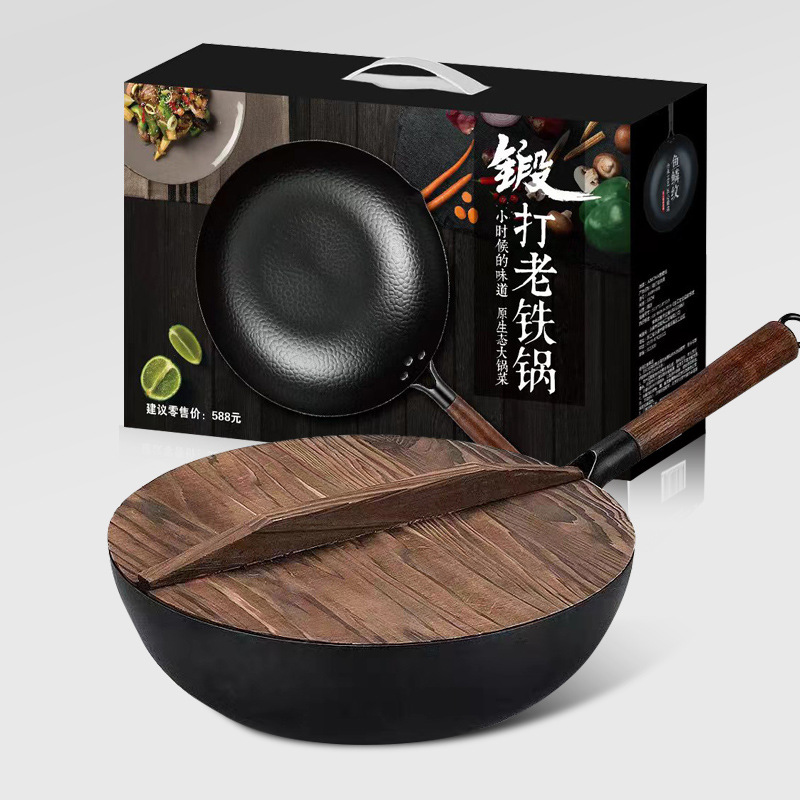 나무 뚜껑 + 컬러 상자가있는 단조 오래된 철 냄비 32cm