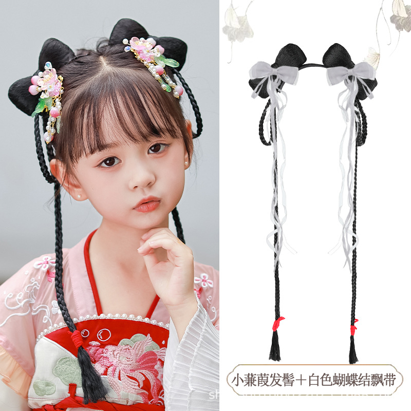 흰 리본이 달린 작은 번