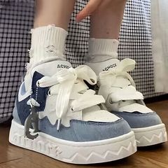 デニムの青いパンの靴の女性のinsの潮のカジュアルな百合の厚い底の運動靴の小さい大衆の復古の高くなる板の靴