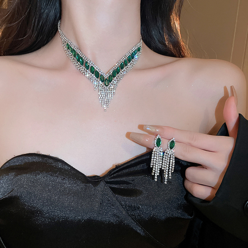 Borla de gota de agua incrustada en diamantes de dos piezas europea y americana exagerada luz lujo elegante cadena de clavícula collar de alto grado fabricante de joyas femeninas