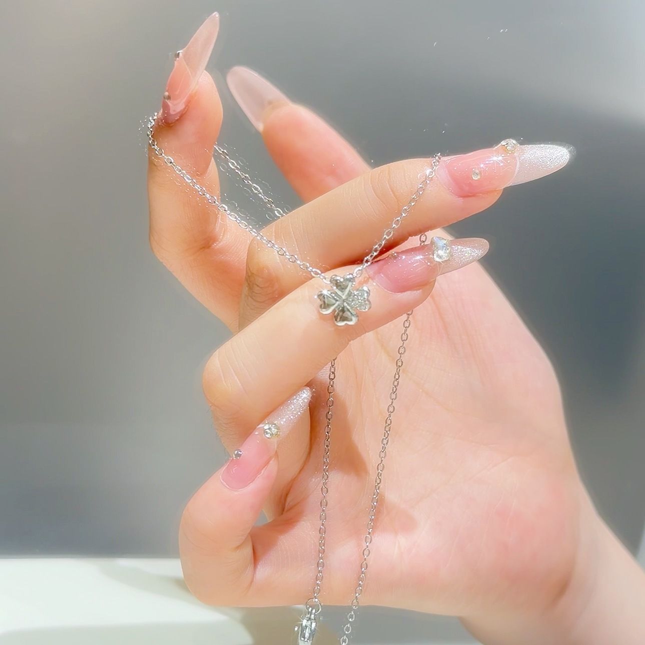 (2개) 2024 새로운 행운의 네 잎 클로버 목걸이 다이아몬드 목걸이 티타늄 스틸 칼라 본 하이 엔드 틈새 목걸이 도매