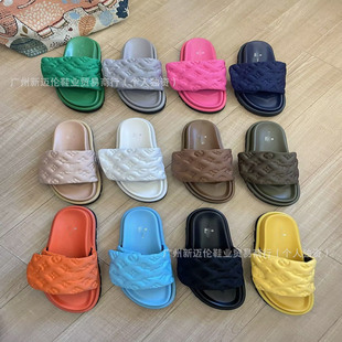 �H�Һ����Ƥ��ĸħ�g�N��ЬŮ26�¿��⴩�r�з���һ�������Q