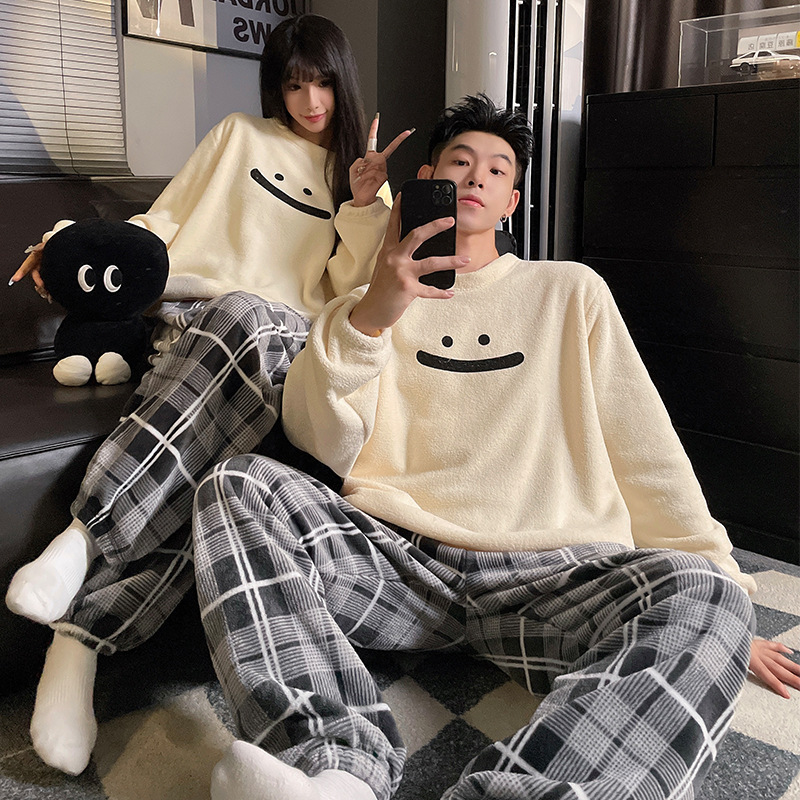 Pareja pijamas Otoño e Invierno arroz polar cuello redondo dulce de dibujos animados forrado de lana gruesa de coral cálido se puede usar fuera traje