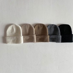 子供のアルファベットのニット帽は保温します。