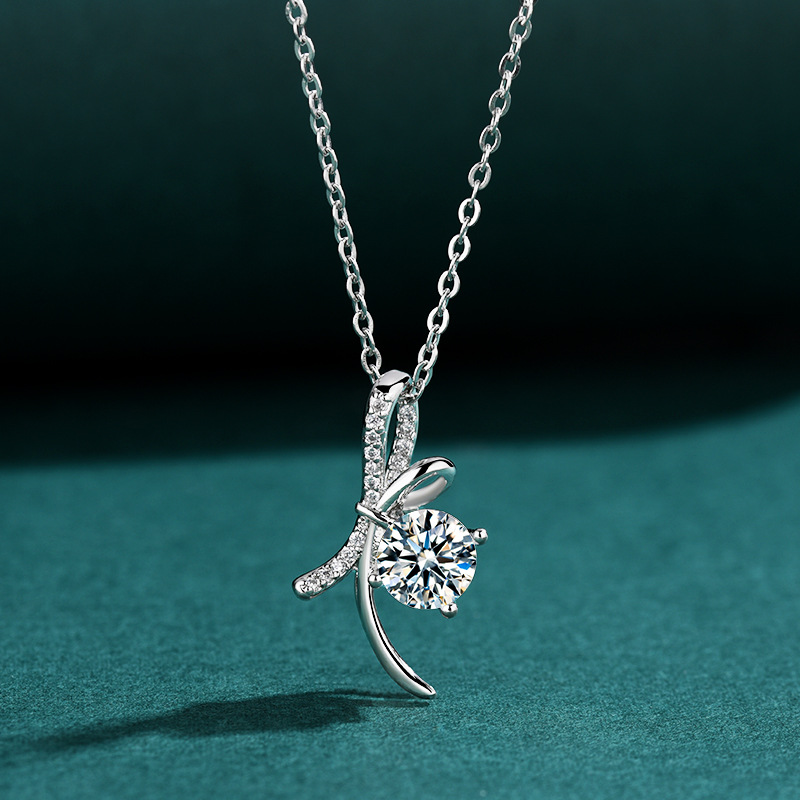 Funkelnde simulierte Moissanite-Kleeblatt-Halskette für Damen mit Schleifenanhänger, lichtechte Schlüsselbeinkette für das Leben_voghion.com