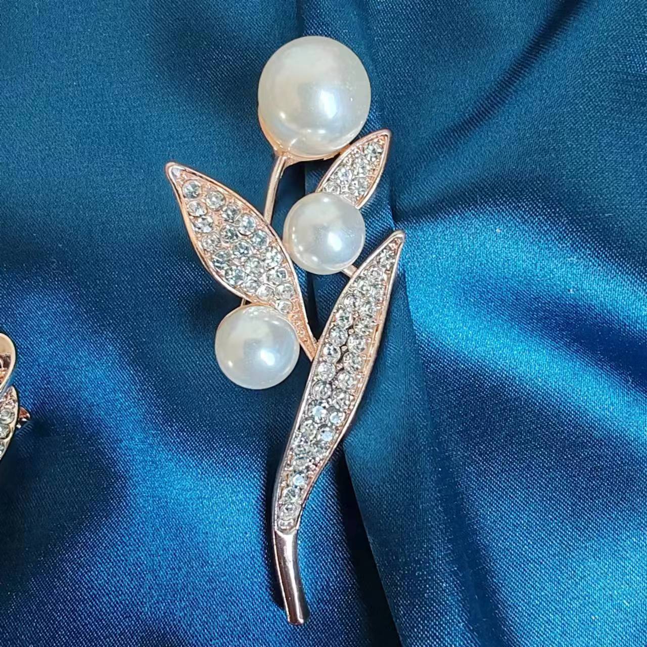 Elegant Simple Style Leaf Flower Alloy Unisex Brooches display picture 17