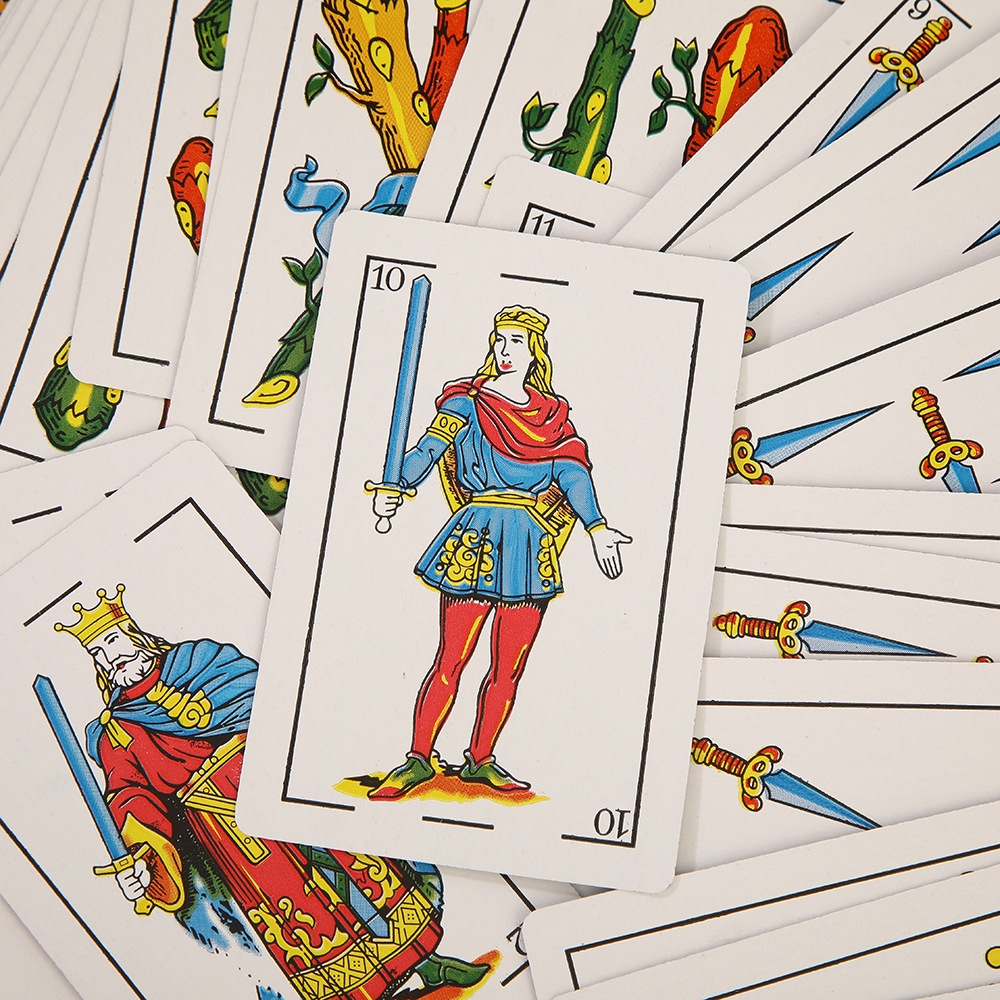 El comercio exterior suministra directamente 290 gramos de cartas españolas, cartas de póquer de papel desanimado, cajas de plástico, camping Entertainment Games poker